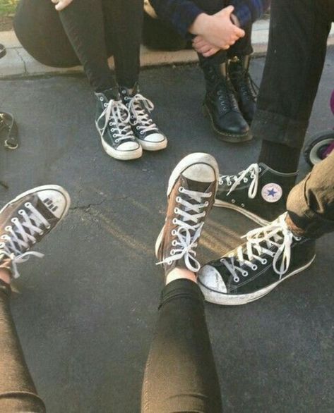 Converse Aesthetic, Filmy Vintage, Cool Sneakers, Skater Girls, Mötley Crüe, Aesthetic Shoes, Celebrity Look, Famous Celebrities, Grunge Aesthetic