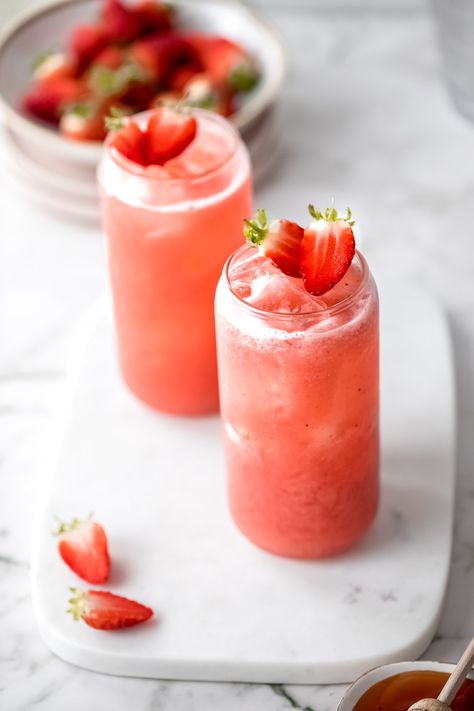 Strawberry agua fresca (agua de fresa) is a refreshing Mexican beverage with simple ingredients. Learn how to make this delicious drink! Strawberry Agua Fresca, Mushroom Recipes Vegan, Vegan Crab Cakes, Vegan Crab, Strawberry Water, Mexican Snacks, Mexican Drinks, Agua Fresca, Drink More Water