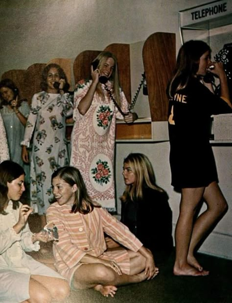 70s Sorority girls using the phone Late Night Phone Calls, 70s Pictures, Rare Historical Photos, 70s Aesthetic, Harbin, Beach Boys, Chuck Norris, Phone Calls, Historical Pictures