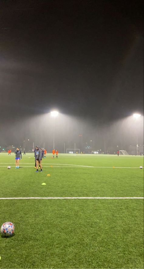 Football Training Wallpaper, Football Practice Snap, Fussball Aesthetic, Soccer In The Rain, Soccer Drip, Football With Friends, Preppy Football, Football Lifestyle, Football Snap