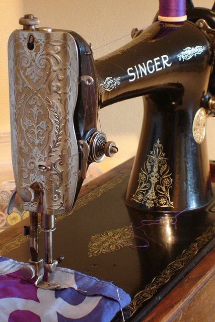 Vintage Singer Sewing Machine Wand Tutorial, Swing Machine, Heart Wand, Old Sewing Machine, Treadle Sewing Machines, Vintage Sewing Notions, Old Sewing Machines, Antique Sewing Machines, Vintage Sewing Machine