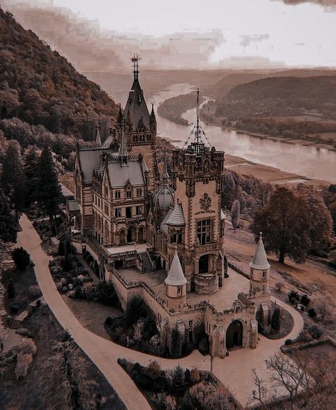 Castle Aesthetic Exterior, Aesthetic Castle, Aesthetic Exterior, Royalcore Aesthetic, Castle Exterior, Royal Core, Fairytale Aesthetic, Medieval Aesthetic, Castle Aesthetic