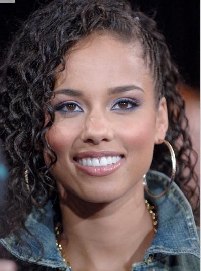 alicia keys Alicia Keys Makeup, Keys Outfits, Alicia Keys No Makeup, Alicia Keys Hairstyles, Empire State Of Mind, Alicia Keys, Famous Women, State Of Mind, American Singers