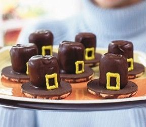 Chocolate covered marshmallows on top of upside down Fudge Stripe cookies + a piped on 'buckle' = too cute Pilgrim hats Pilgrim Hats, Thanksgiving Snacks, Holiday Sweets, Pc Wallpapers, Hat Cookies, Pilgrim Hat, Pampered Chef Recipes, Thanksgiving Cookies, Edible Crafts