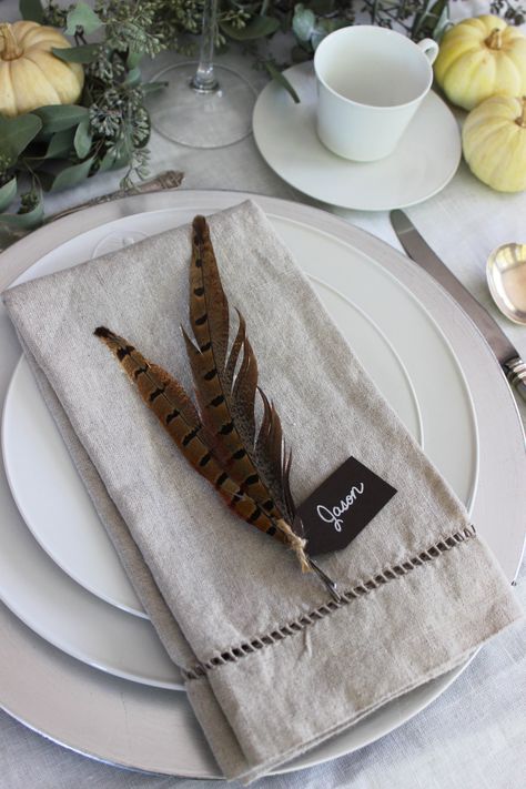 Feather Centerpiece Wedding, Feather Wedding Decorations, Halloween Table Centerpieces, Elegant Place, Feather Centerpieces, Pheasant Feather, Card Simple, Feather Decor, Floral Arrangements Diy