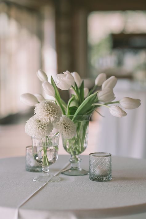 White Tulip Centerpiece Simple, White Tulips Centerpiece Wedding, White Tulips Table Decor, White Tulip Centerpiece, Tulip Wedding Arrangements, Tulip Wedding Centerpieces, Tulip Centerpieces Wedding, White Tulip Wedding, Tulip Bud Vase