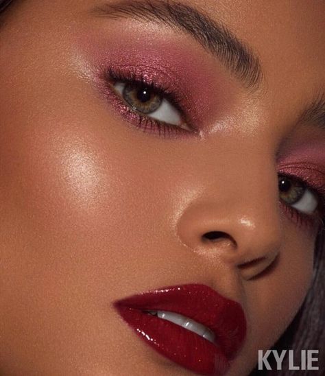 Grad Ceremony Makeup, Cherry Red Eye Makeup, Strawberry Shortcake Eye Makeup, Red And White Eyeshadow, Valentines Makeup Looks Simple, Makeup To Go With Red Dress, Messy Makeup Aesthetic, Valentines Makeup Simple, Cherry Makeup Look