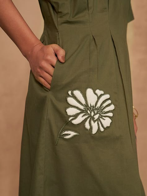 VALUES Handcrafted Organic Fair Minimal Waste CURATOR'S NOTE Regular fit, split crew neck, short-sleeve, a-line midi dress crafted in azo-free dyed, organic cotton poplin fabric, machine and hand embroidered with cosmos flower motifs. This dress is perfect to dress up or dress down. Elegant, vibrant and slow crafted, wear this piece with a green heart wherever you go. Techniques Used: Machine & Hand Embroidery. THE DESIGNER STORY "Sui" is the new endeavor of the brand Sue Mue. A budding label, t Applique Embroidery Designs Flowers, Minimal Flower Embroidery, Hand Embroidery On Dress, Embroidery On Green Fabric, Embroidery Motifs Design, Neck Line Embroidery Design, Minimal Embroidery, Appliqué Work, Dinner Party Dress