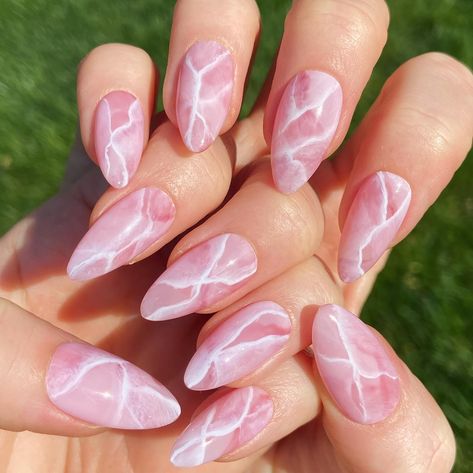 🌸 ROSE QUARTZ 💎 gorgeous stunning perfect pink marble nails for any occasion or outfit under the sun! ☀️ i can’t wait to make these again in more colorways 🍭 this set is in the shape Medium Almond but you can customize it to any mail shape offered at GNAIL 💅🏻💕 @dndgel flower girl, white liner @functionofvex plaid brush @vettsynails @vettsystore maroon jelly @yogurtnail.co.kr @yogurtnail.usa syrup 22 @apresnailofficial medium almond @esvynails liner brush #rosequartz #quartz #marblenai... Mail Shape, Princess Nail Designs, Pink Marble Nails, Rose Quartz Nails, Soft Pink Nails, White Liner, Medium Almond, Quartz Nail, Liner Brush