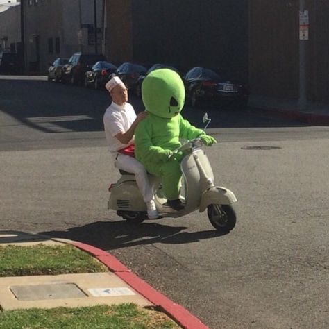 Me and my new alien boyfriend on our way out of this garbage planet. British Memes, Alien Aesthetic, Extraordinary People, Have A Good Weekend, Work Memes, Humor Funny, Soft Grunge, Night Looks, Grunge Outfits