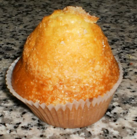 How to Make Magdalenas - Spanish Cupcakes Recipe - Delishably - Food and Drink Magdalena Recipe, Desserts From Spain, Spanish Dessert Recipes, Spanish Dessert, Traditional Spanish Recipes, Spanish Desserts, Light Dessert, Tapas Recipes, Spain Food