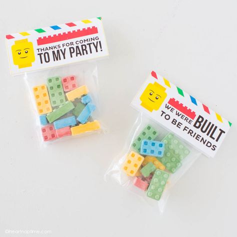 Free printable LEGO tags that would make a great party favor or Valentine! So fun! Lego Tags Free Printable, Lego Thank You Tags Free Printable, Lego Birthday Party Favors, Homemade Crayons, Lego Party Favors, Lego Crayons, Lego Friends Birthday, Printable Lego, Lego Candy