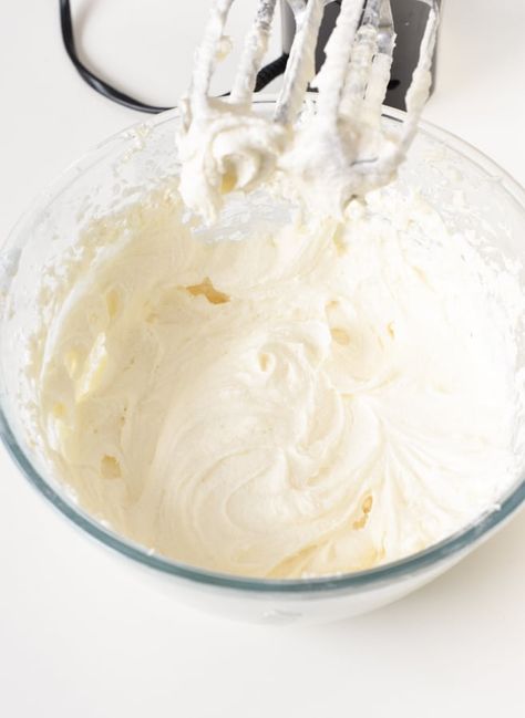 Vegan vanilla frosting - The Conscious Plant Kitchen Vegan Vanilla Frosting, Vegan Frosting Recipe, Vegan Icing, Vegan Carrot Cake Cupcakes, Vegan Strawberry Muffins, Vanilla Cake Frosting, Vegan Buttercream Frosting, Vegan Vanilla Cupcakes, Strawberry Muffin Recipes