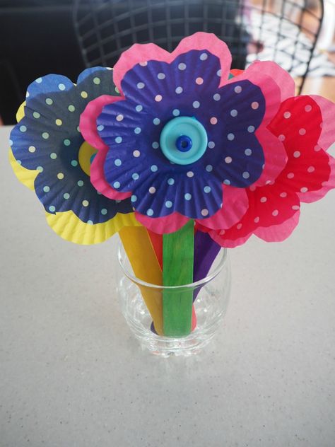 Easy Cupcake Case Flowers Craft Cupcake Holder Crafts, Daughters Love, Cupcake Crafts, Recycled Stuff, A Bunch Of Flowers, I Love Flowers, Pop Stick, Flowers Craft, Cupcake Tins