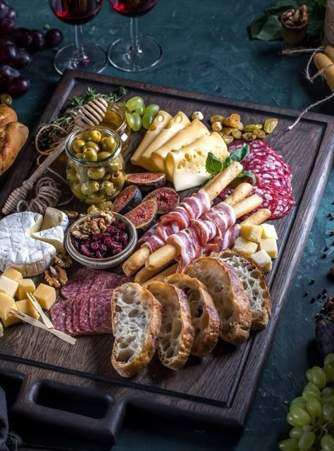 Expensive Charcuterie Board, Vintage Charcuterie Board, Wine Platter Ideas, Amazing Food Platters, Catering Food Displays, Simple Family Meals, Birthday Cake Decorating Ideas, Party Food Buffet, Charcuterie Inspiration