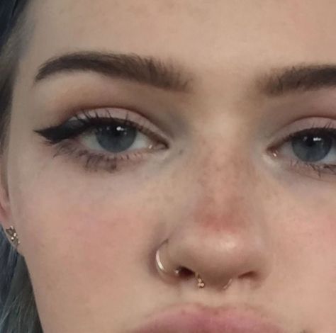 Piercing Jewelry Aesthetic, Septum And Nostril Piercing, Nostril Piercing Aesthetic, Nose Piercing Jewelry, Body Piercings, Heart Sign, Nose Piercing, Grunge Aesthetic, Piercing Jewelry