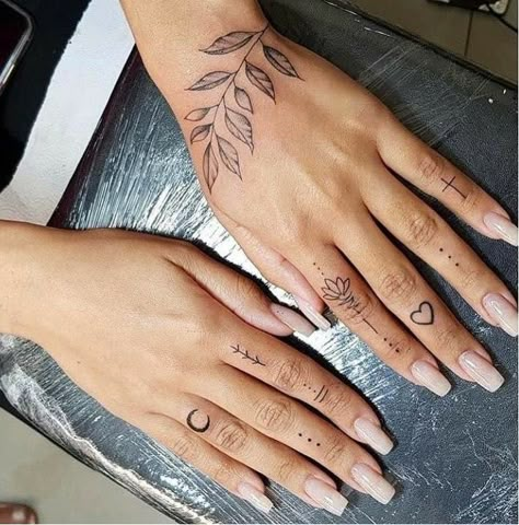 Cool Finger Tattoos, Tiny Finger Tattoos, Cute Finger Tattoos, Tato Minimal, Small Finger Tattoos, Finger Tattoo For Women, Tato Henna, Finger Tats, Hand Tattoos For Girls