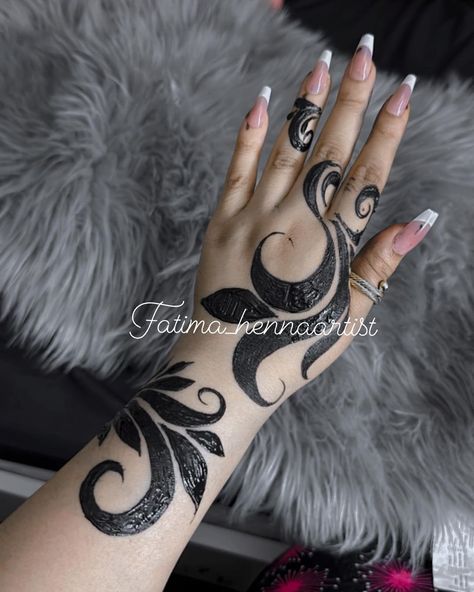 fatima's henna art | Henna tutorial | Instagram Mandala Arm, Henna Tattoo Diy, Mandala Arm Tattoos, Sudanese Henna, Henna Style Tattoos, Henna Tutorial, Henna Inspo, Tattoo Diy, Pretty Henna