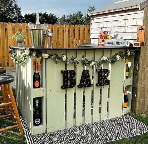 Palet Bar, Bar En Palette, Diy Outdoor Bar, Bra Tips, Recycling Projects, Outside Bars, Diy Home Bar, Pallet Bar, Pallet Patio