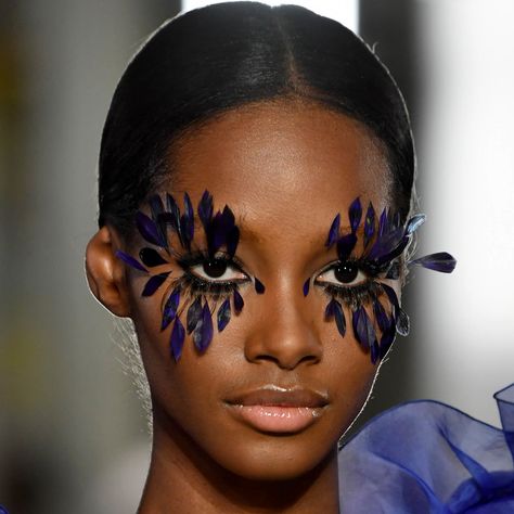 Valentino Spring 2019 Couture: Feather ... Editorial Make-up, Feather Eyelashes, Pat Mcgrath Makeup, Festival Makeup Glitter, Make Up Foundation, Runway Makeup, Valentino Couture, 다크 판타지, Best Lashes