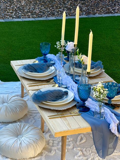 Mama Mia Themed Picnic, Blue Picnic Ideas, Winter Wonderland Picnic, Blue And White Picnic Decor, Blue Theme Picnic, Fancy Picnic Decor, Picnic Birthday Party Blue, Picnic Set Up Ideas Romantic, Blue Picnic Aesthetic