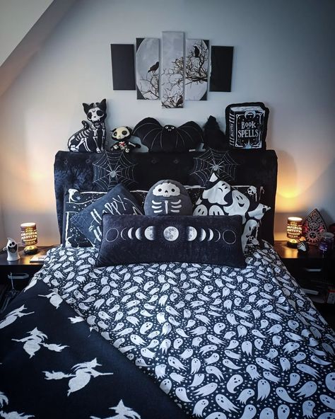 Sam Paganandgothic | Happy 1st Nov ghouls! I feel sad spooky season is over but it will always be Halloween in my… | Instagram Horror Bedroom Ideas, Edgy Bedroom, Kawaii Creepy, Goth Room, Horror Room, Halloween Decorations Ideas, Gothic Decor Bedroom, Goth Bedroom, Halloween Bedroom Decor