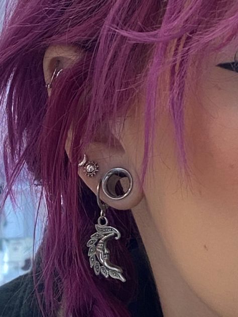 Mouth Being Stretched, Ear Piercings With Stretched Ears, Guages With Piercings, Ear Piercings Stretched Ears, 0g Stretched Ears Aesthetic, Cute Stretched Ears, Guages With Earring, Ear Stretching Aesthetic, Guaged Ears