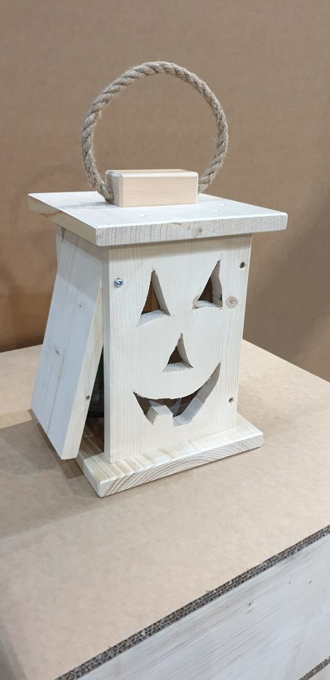 Halloween Wood Lanterns Diy, Halloween Wood Projects Yard Art, Scrap Wood Halloween Projects, 4x4 Wood Projects, Fall Wood Crafts To Sell, Halloween Wood Projects, Day Bed Room, Halloween Pallet Projects, Jack O Lantern Diy