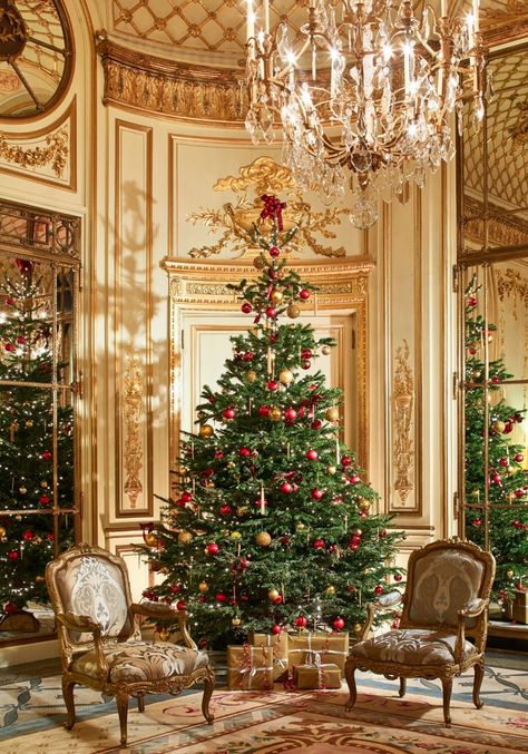 Best Christmas decorations at the most luxurious hotels of the world - The Hotel Trotter Old Money Home, Christmas Hotel, Hotel Christmas, Elegant Christmas Decor, Royal Christmas, Christmas At Home, Silver Christmas Tree, Fun Christmas Decorations, Christmas Tree Inspiration