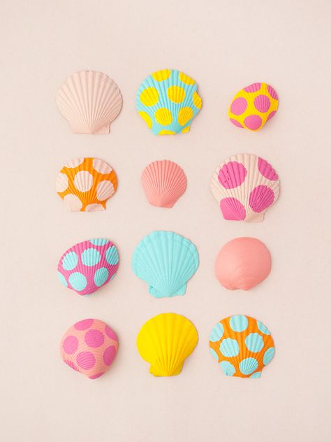 Objects To Paint On Ideas, Seashell Ideas Diy, Summer Beach Decor, Paintings Of Shells, Painting Sea Shells Ideas, Summer Decor Crafts, Paint Shells Ideas, Craft With Seashells, Summer Crafts Ideas