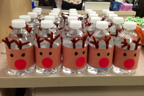 Reindeer Water Bottle Christmas Party Preschool, Kindergarten Christmas Party, Preschool Christmas Party, Christmas Party Snacks, School Christmas Party, Preschool Gifts, Christmas Kindergarten, Cute Reindeer, Kids Christmas Party