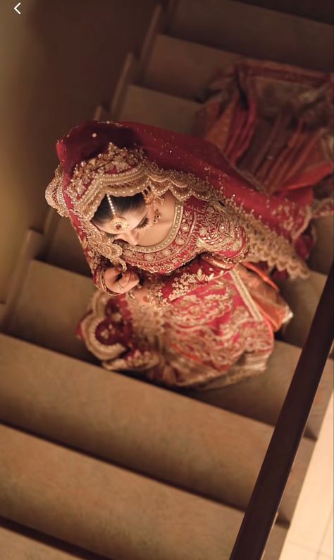 Baraat Aesthetic, Pakistani Bridal Poses Photo Shoot, Wedding Guest Photo Ideas, Bride Photoshoot Ideas, Desi Bridal Photoshoot, Bridal Shoot Poses Pakistani, Desi Wedding Shoot, Aesthetic Indian Bridal Shoot, Nikah Photoshoot Pakistan