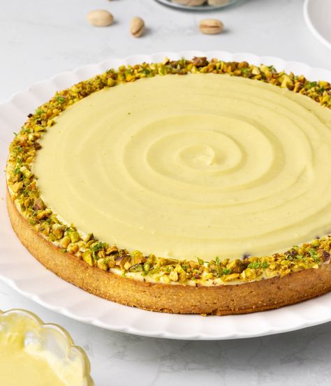 This decadent triple pistachio tart combines a pistachio shortcrust pastry, pistachio sponge and pistachio pastry cream. A true pistachio lover dream dessert! Fancy Tarts, Pistachio Pastry, Pistachio Recipes Desserts, Pistachio Ganache, Raspberry Tart Recipe, Pistachio Pie, Pistachio Tart, Easy Tart Recipes, Dream Dessert