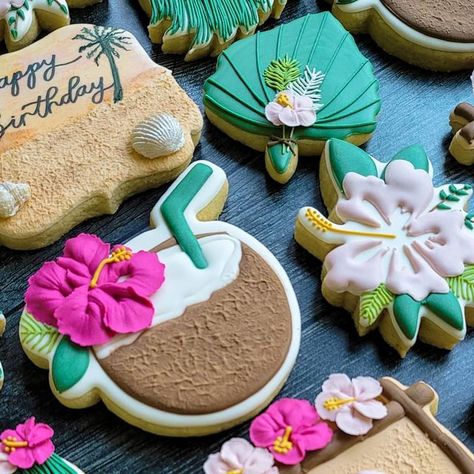 𝑭𝒓𝒂𝒏𝒄𝒆𝒔𝒄𝒂'𝒔 𝑭𝒓𝒐𝒔𝒕𝒊𝒏𝒈 on Instagram: "What a fun theme for a 40th birthday luau! * * * * Inspo for the mini shell cookies from @pinarspatisserie as well as for the big leaf design." Luau Cookie Ideas, Hawaiian Cookies Decorated, Luau Cookies Decorated, Tropical Cookies, Luau Cookies, Hawaiian Cookies, Lilo And Stitch Cake, Lake Birthday, Stitch Cake