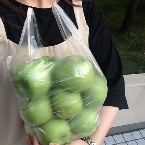 Arte Indie, Green Apples, Zooey Deschanel, Foto Ideas Instagram, Green Aesthetic, Green Apple, Aesthetic Photo, Aesthetic Food, Kiwi