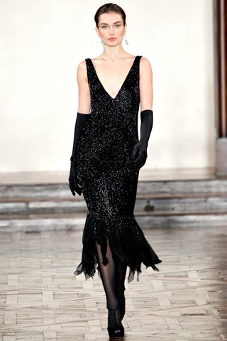 Historical style: Runway fashion influenced by the 1900s 1930s Flapper Inspired Dress, Ralph Lauren Fall, English Fashion, Designer Ralph Lauren, Bridesmaid Dress Styles, 20s Fashion, Ralph Lauren Collection, 1920s Fashion, Vogue Paris