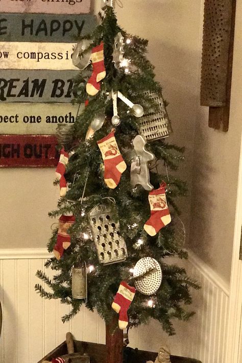 Kitchen Tree Ideas, Vintage Christmas Trees Decorated, Dining Room Tree, Vintage Christmas Tree Decorations, Decorated Stockings, Christmas Country, Vintage Christmas Stockings, Paper Christmas Ornaments, Vintage Kitchen Utensils