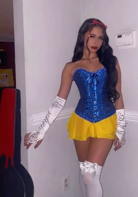 Snow white Halloween costume idea Disney Princess Womens Costume, Women Disney Princess Costumes, Snow White Womens Costume, Princess Women Costume, Snow White And Sleeping Beauty Costume, Show White Halloween Costume, Snowhite Costume Women, Princess Outfit Halloween, Snow White And Prince Costume