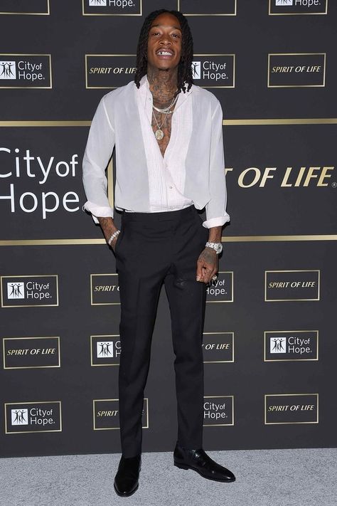 WHERE At the City of Hope Gala 2018 in Los Angeles   WHEN October 11 2018  WHY Wiz Khalifa all dressed up in cigarette... Wiz Khalifa Style Outfits, Wiz Khalifa Outfits, Wiz Khalifa Style, Classy Mens Outfits, Rappers Fashion, Mens Outfits Casual, Black Men Suits, Outfits Comfy, Classy Outfits Men