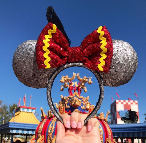 Dumbo-inspired Minnie Mouse ears from Etsy Dumbo Mickey Ears, Ears Inspiration, Dumbo Disney, Dumbo Ears, Diy Disney Ears, Disney Ears Headband, Disneyland Ears, Disney Mouse Ears, Mickey Mouse Ears Headband