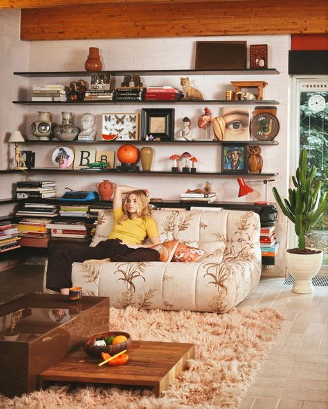 Is Mid-Century Modern Design Dead? The Rise of Vinyl Days and the 1970s Revival Lounge Bench, 70s Ceramics, Bohemian Homes, Coffee Collection, Floor Couch, Living Tv, Glam Living, Glam Living Room, Hk Living