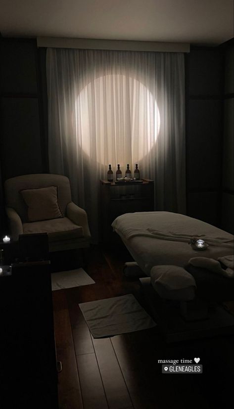 Dark Spa Room Aesthetic, Massage Asthetic Pic, Massage Therapist Aesthetic, Massage Therapy Aesthetic, Facial Photoshoot, Massage Photoshoot, Mood Room, Massage Images, Massage Pictures