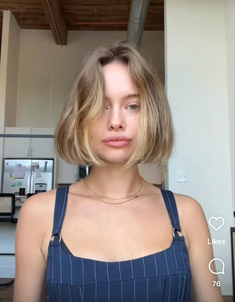 Beige Bob Hair, Bob Haircolor Ideas, Honey Strawberry Blonde Hair Short, European Bob, Bob 90s Hair, Bronde Bob Short, Short Warm Blonde Hair, Blonde Wavy Bob, Short Blonde Bob Hairstyles