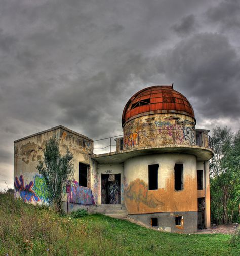 Space Observatory, Derelict Places, Hdr Photography, Abandoned Buildings, Abandoned Houses, Old Buildings, Ghost Towns, Land Art, Abandoned Places