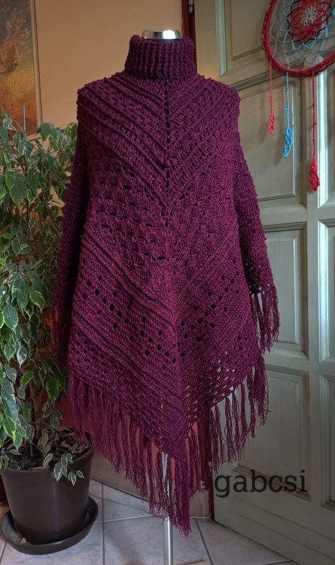 Granny Square Scarf Pattern, Fall Scarf Crochet, Crochet Luxury, Diy Granny Square, Granny Square Scarf, Autumn Crochet, Scarf Designs, Poncho Design, Crochet Cape