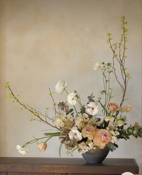 Floral Designs Arrangements, Modern Floral Arrangements, Spring Flower Arrangements, Flower Arrangement Designs, Spring Floral Arrangements, Ikebana Flower, Ikebana Flower Arrangement, Ikebana Arrangements, Creative Flower Arrangements