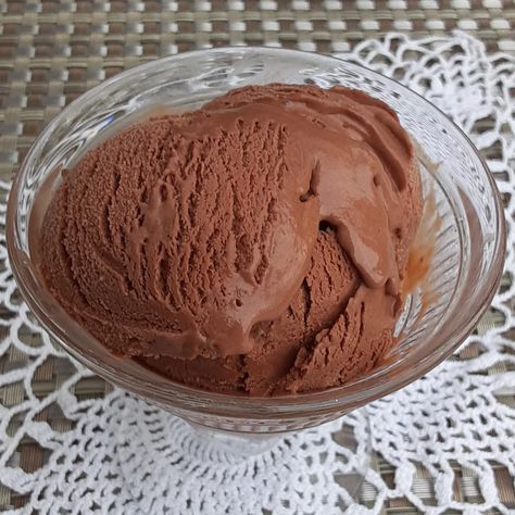 Use the best ingredients possible for this super-chocolaty, homemade gelato -- it makes a big difference. Italian ice cream at its best! Chocolate Gelato Recipe, Chocolate Gelato, Italian Ice Cream, Chocolate Chili, Gelato Recipe, Gelato Ice Cream, Frozen Chocolate, Cooking Club, Sicilian Recipes