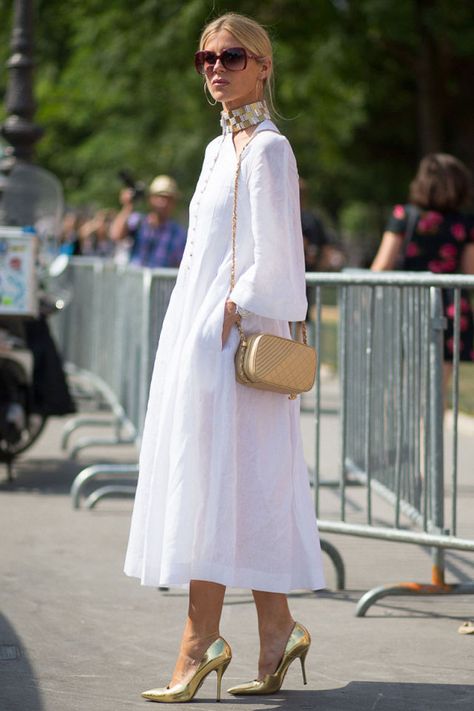 The Midas Touch Gold And White Outfit, Laura Bailey, Parisian Street, All White Outfit, Couture Week, Star Dress, Street Style Inspiration, Little White Dresses, Fashion Week Street Style