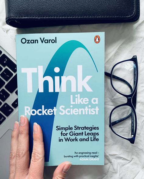 Think like a rocket scientist. Ozan Varol. Book Summary Think Like A Scientist, Critical Thinking Books, Book Notes, Psychological Science, Development Books, Rocket Scientist, Best Self Help Books, How To Think, How To Teach Kids