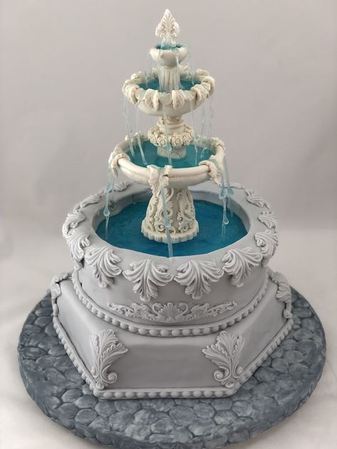 Spanish Fountain Spanish fountain design using Isomalt for water effects and white moldeling chocolate for fountain Wedding Cake With Water Fountain, Water Fountain Wedding Cake, Water Fountain Cake, Fountain Cake Design, Luxurious Cake, Quince Cake With Fountain, Fancy Fountain, Fountain Aesthetic, Spanish Fountain